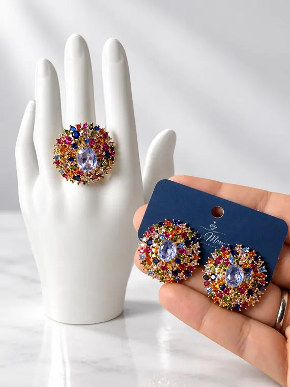 Anel e brincos de semijoia cravejados com cristais multicoloridos