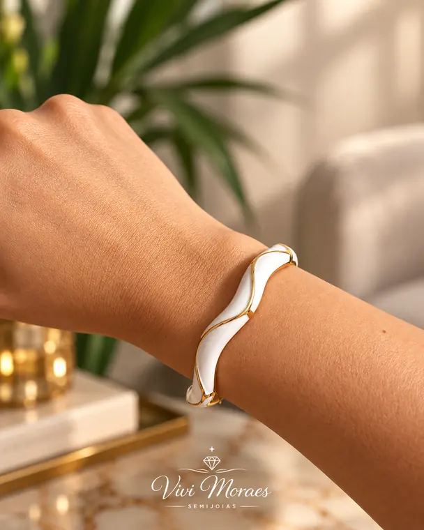 Bracelete esmaltado branco com design ondulado, semijoia Vivi Moraes