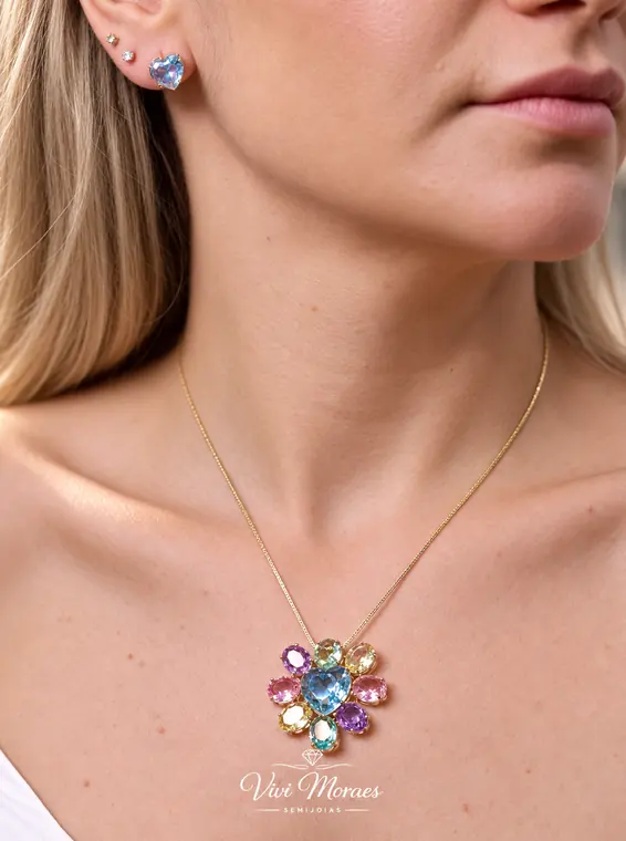 Colar com pingente de flor em cristais coloridos usado por modelo