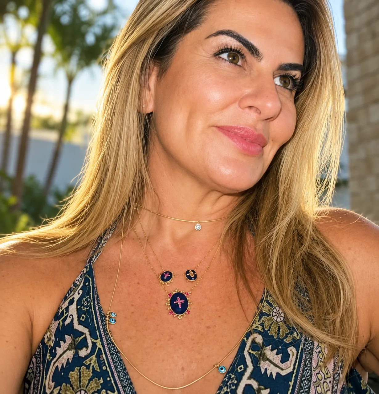 Viviane Moraes, curadora da Vivi Moraes Semijoias, usando colar e anéis da marca